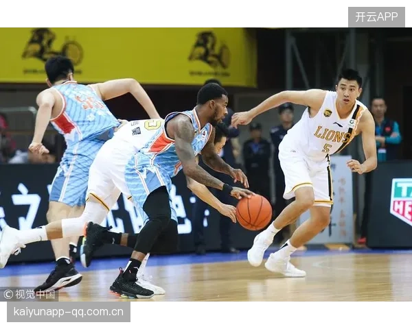 CBA季后赛内线硬吃造成2加1引爆现场
